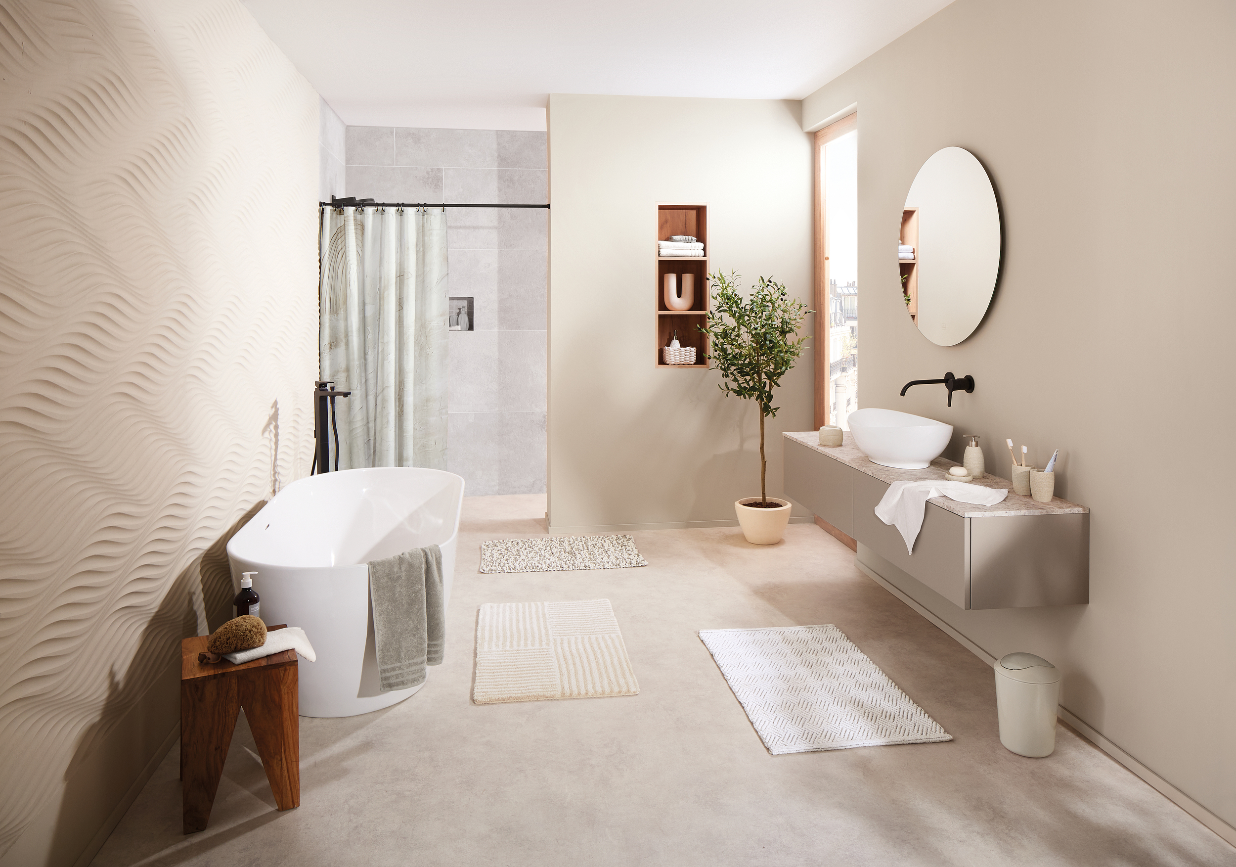 Modernes Badezimmer mit freistehender Badewanne, Duschvorhang, Pflanzen und Wandregal. Helle, minimalistische Einrichtung.