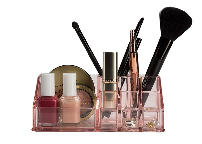 Produkte von Kleine Wolke: Transparenter Organizer mit Make-up, Nagellack, Pinseln und Kosmetikartikeln.