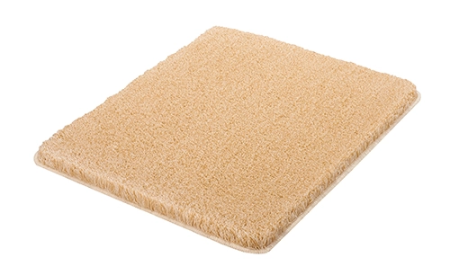 Beige Badematte mit weicher, flauschiger Oberfläche, rechteckig, ideal für Badezimmer.